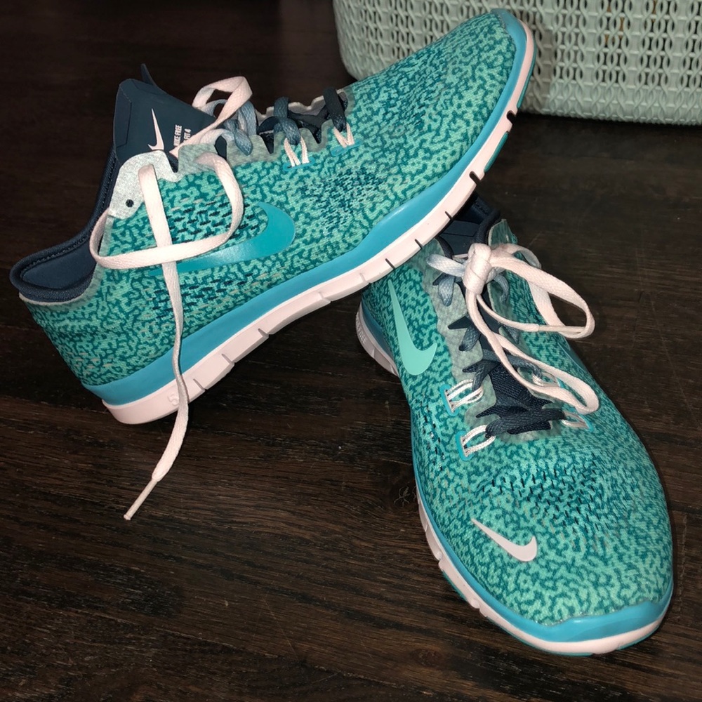 BRAND NEW WOMENS NIKE SNEAKERS (never worn before)
